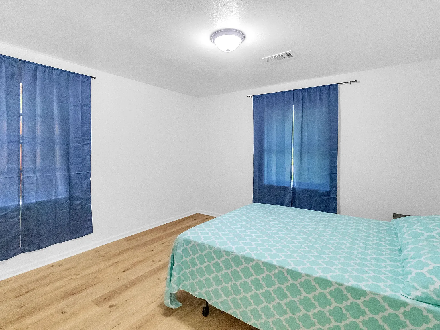 4 bed, 3.0 bath, 3000 sqft, $819 — Photo 1