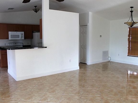 3rd image of 409 W Sugarland Cir