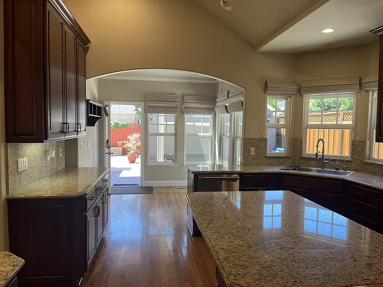 1078 Byerley Ave — Photo 12