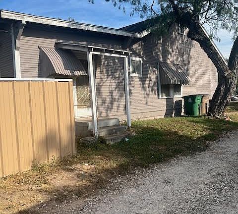 4th image of 210 W Avenue B
