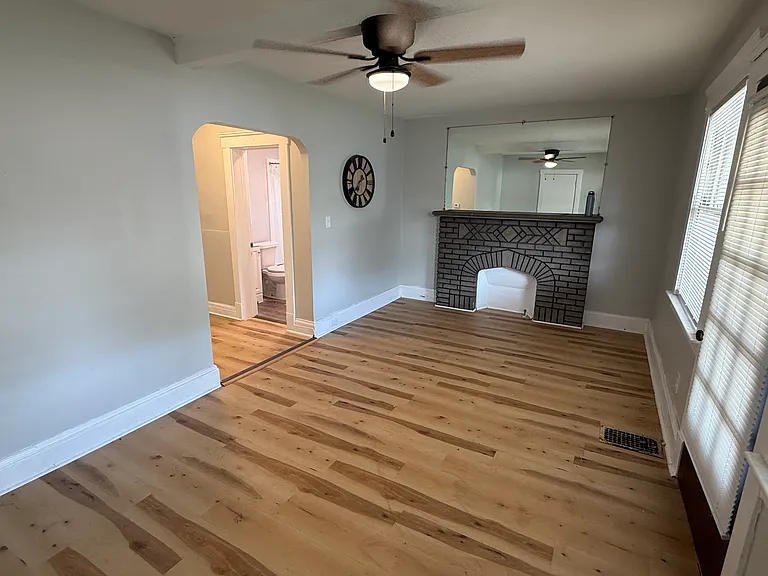 3917 Clybourne Ave — Photo 1