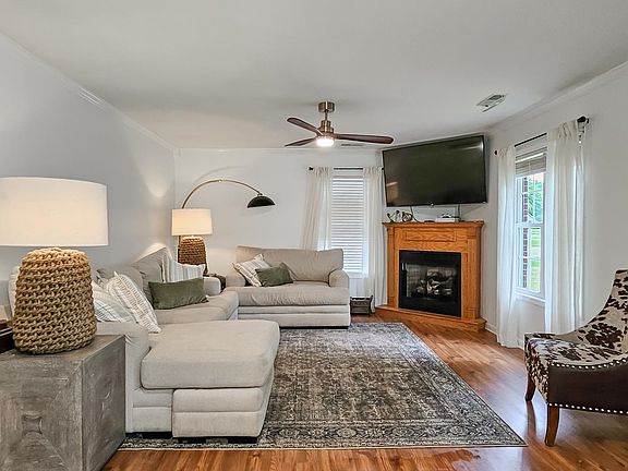 3rd image of 145 Oakview Dr