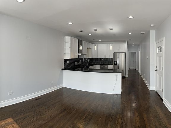 3rd image of 3844 N Sawyer Ave #2