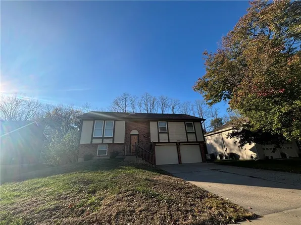 2904 S 14th St, Leavenworth, KS 66048