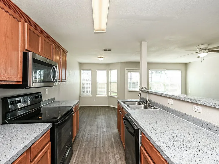 1424 Pine Ln — Photo 9
