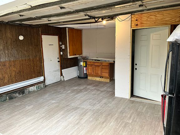 4th image of 140 1/2 S Elm St