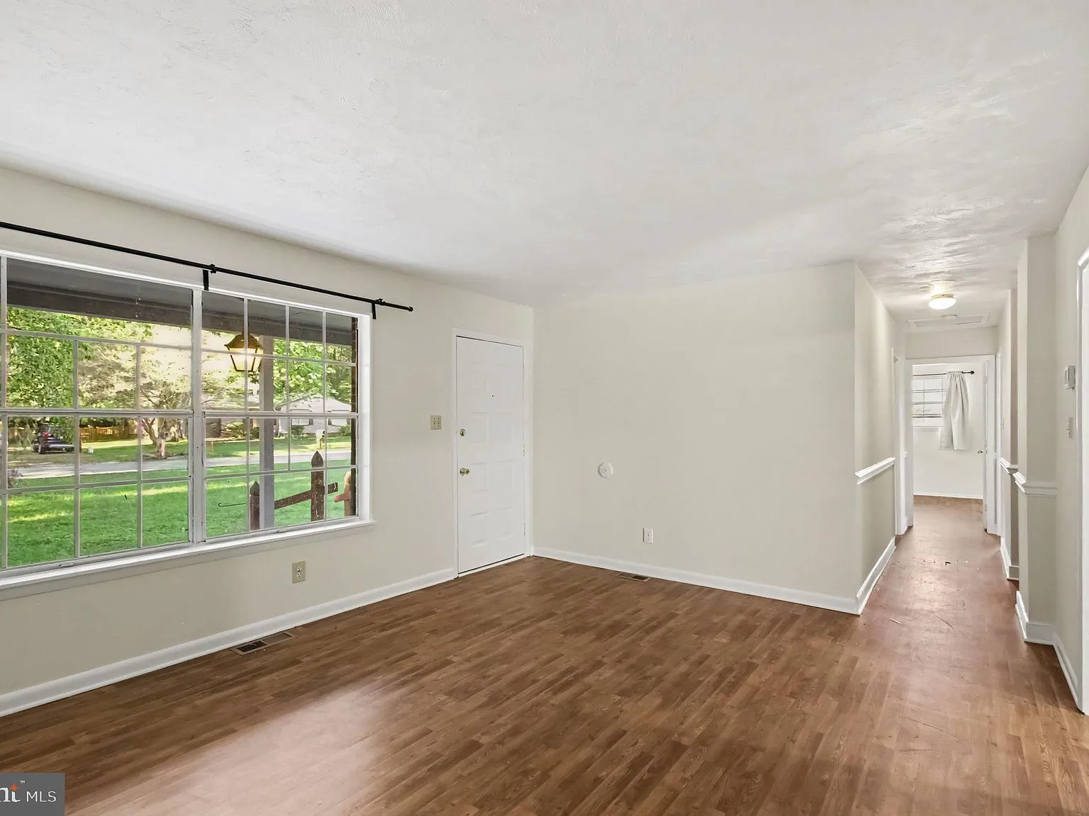 3 bed, 2.0 bath, 1380 sqft, $2,200 — Photo 3
