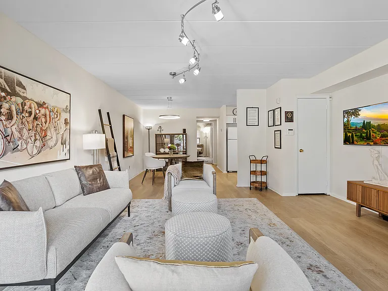 Ambassador Apartments — Photo 7