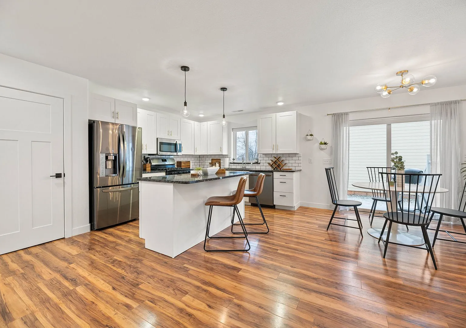 Fully Furnished Rental! — Photo 3