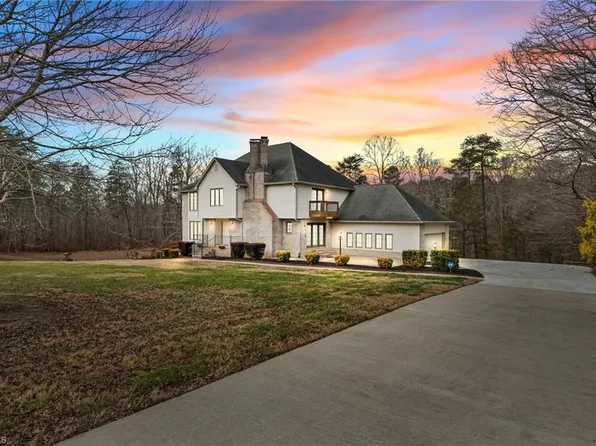 900 Warren Farm Rd, Walnut Cove, NC 27052