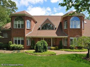 66 Crest Dr, Cranston, RI 02921