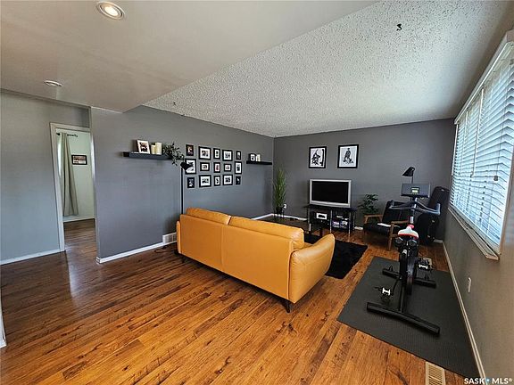 5th image of 817 2nd STREET W