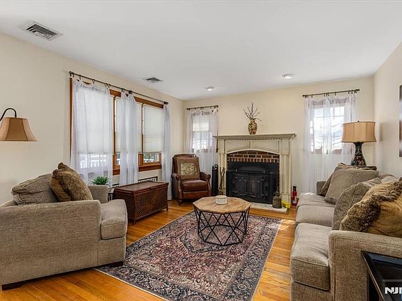 4th image of 618 3rd Ave