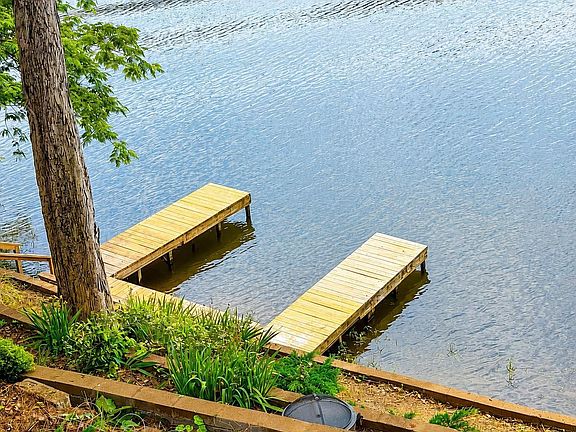 3rd image of 332 Lakeshore Ln