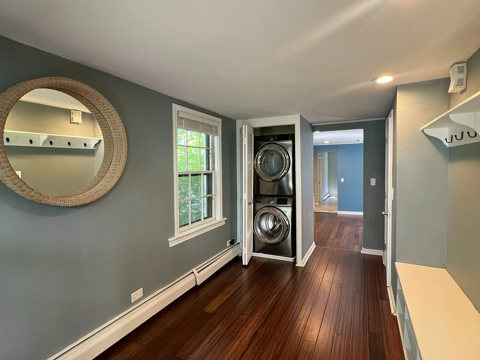 3 bed, 1.5 bath, 1300 sqft, $2,950 — Photo 1