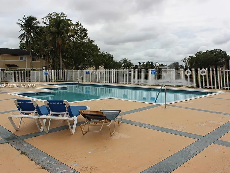 400 Palm Cir W #201 — Photo 35