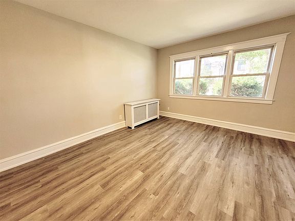 5th image of 170 Lowell Ave #1