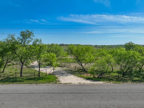 2004 CR 3000, Pearsall, TX 78061