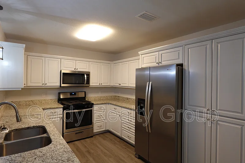 3 bed, 2.0 bath, 1395 sqft, $1,895 — Photo 4