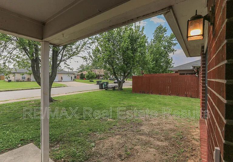 2219 W Roselawn St — Photo 6