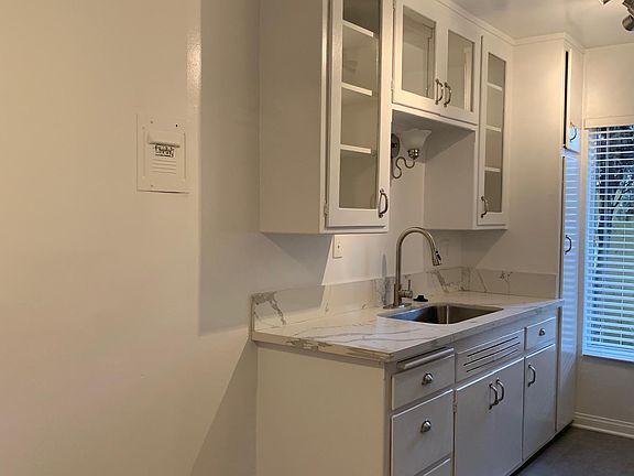 4th image of 1933 N Beachwood Dr #103
