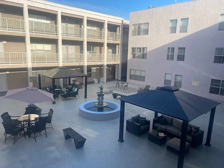 Russell Court Apartments — Photo 22