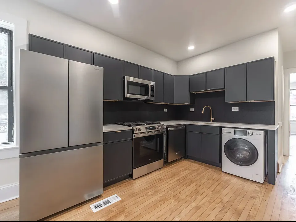 2306 N Leavitt St #1F