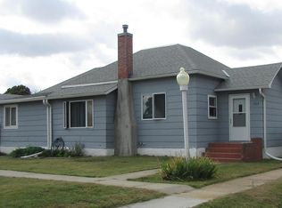 302 Oakland Ave, Elwood, NE 68937