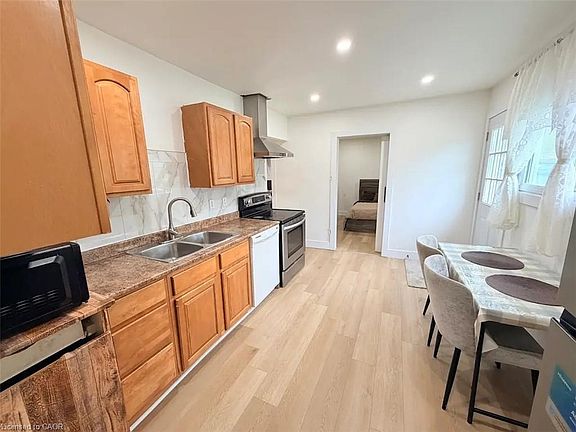 3rd image of 190 Helena Ave