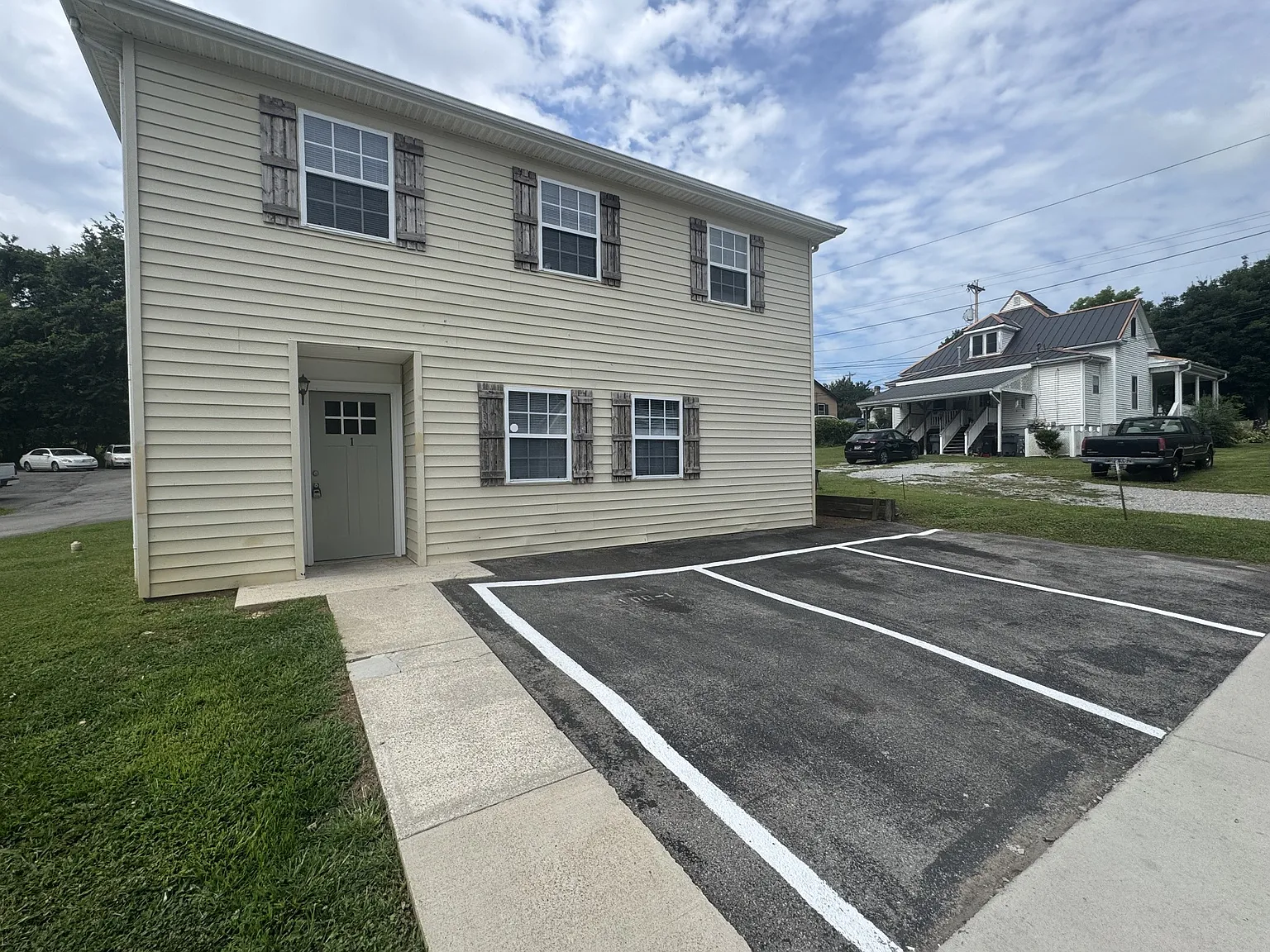 3 bed, 1.5 bath, 1200 sqft, $1,300 — Photo 1