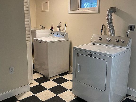3rd image of 207 Holly Dr