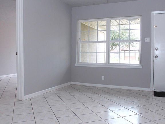 3rd image of 2914 Sanders Dr