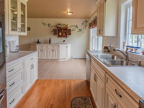4th image of 4 Country Meadow Ln