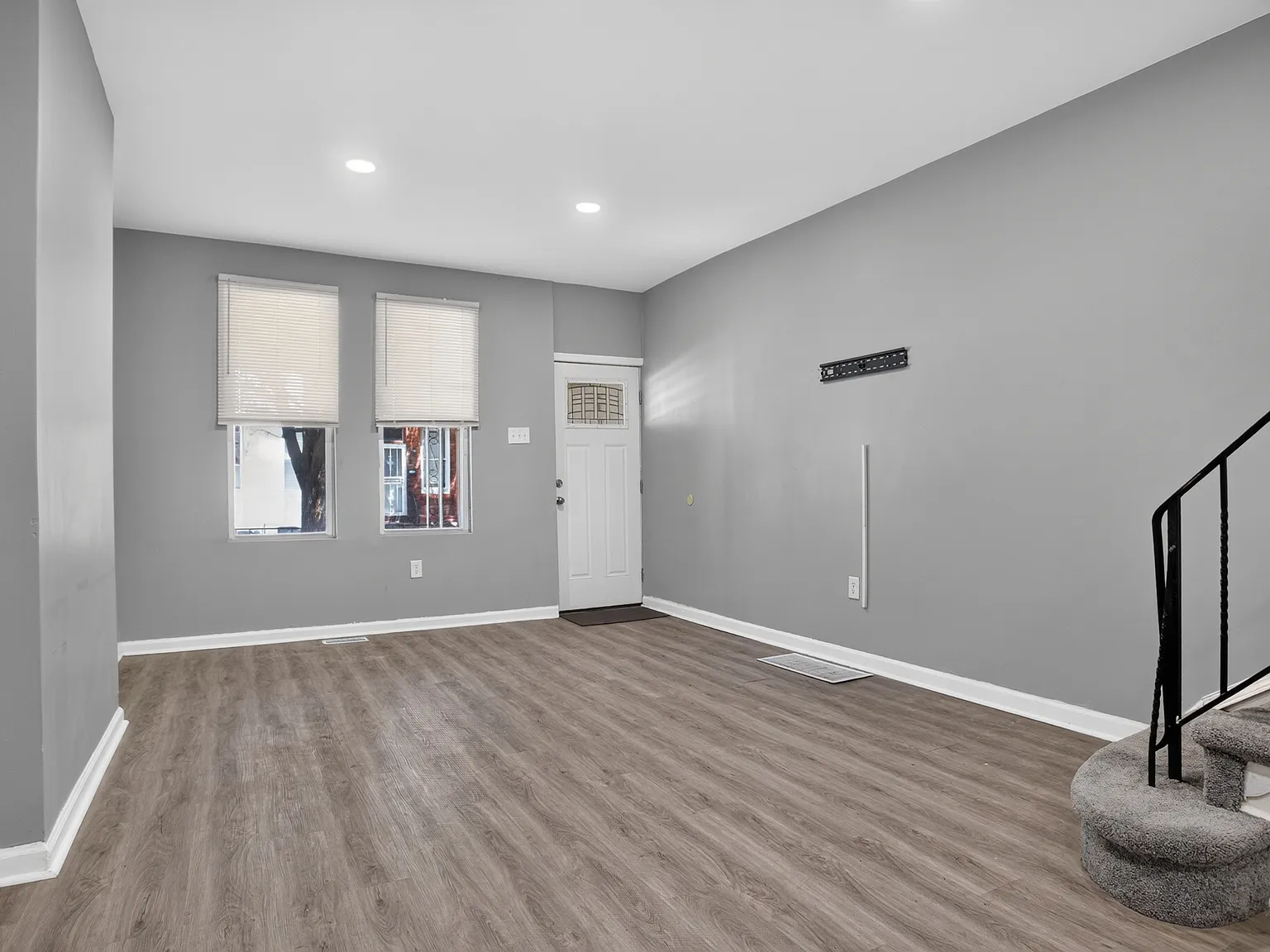 3 bed, 1120 sqft, $1,700 — Photo 1