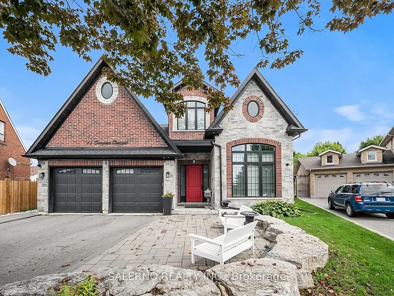 11 Compton Cres — Photo 4