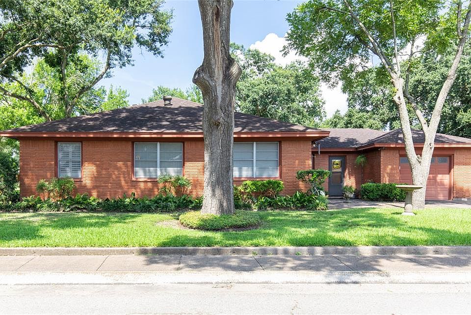 Welcome to 702 West Ave. on the corner of Oaks Dr. & West. Oaks Drive side of the home.