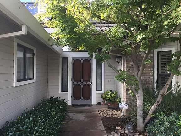 3rd image of 448 E Yellowstone St