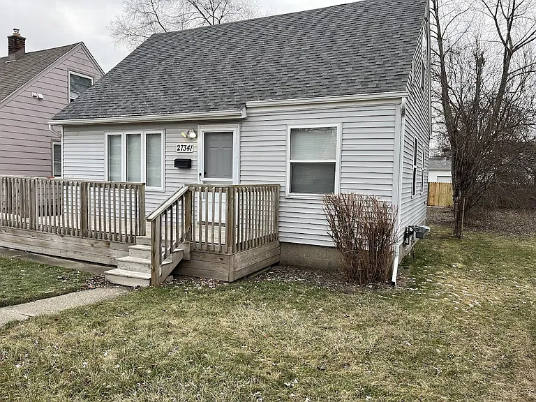 27341 Ridgewood St — Photo 2