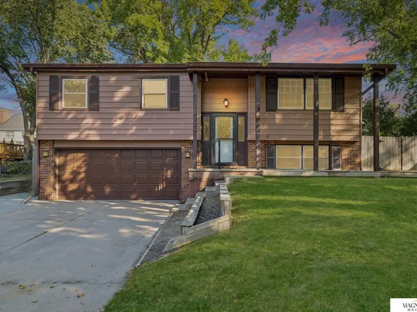 8124 S Hazelwood Dr, Lincoln, NE 68510