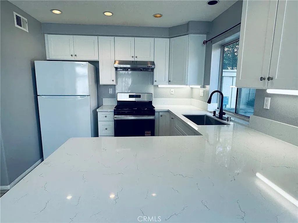3 bed, 2.5 bath, 1300 sqft, $4,400 — Photo 3