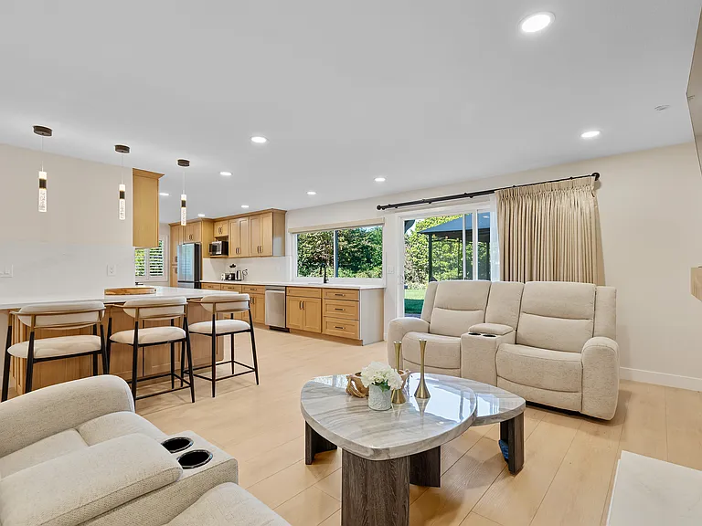 9851 Cloverdale Ave — Photo 45