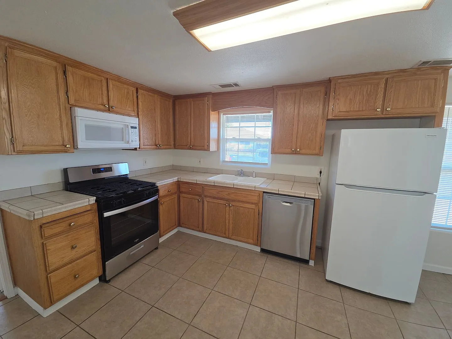 Charming 2 Bedroom Home for rent — Photo 2