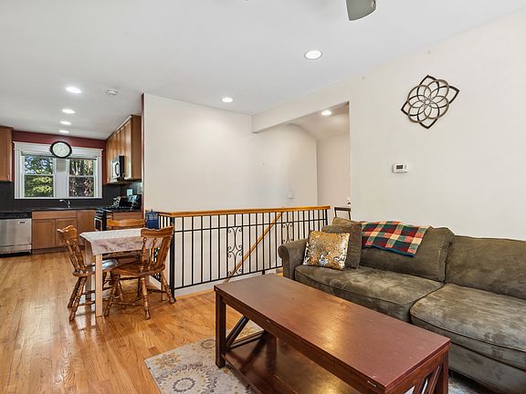 4th image of 3851 1/2 N Kedvale Ave APT D1