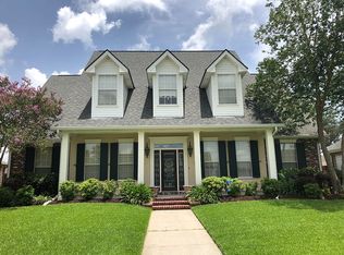 207 Poinsettia Dr, Belle Chasse, LA 70037