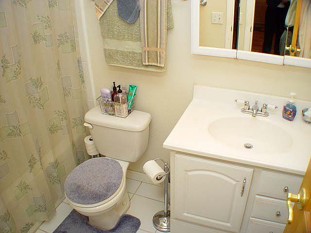 BATHROOM 1