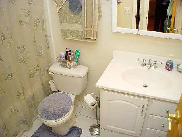 BATHROOM 1