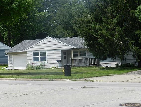 3rd image of 1004 W Moreland Blvd