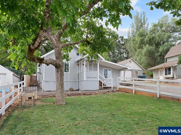 339 4th St, Scotts Mills, OR 97375