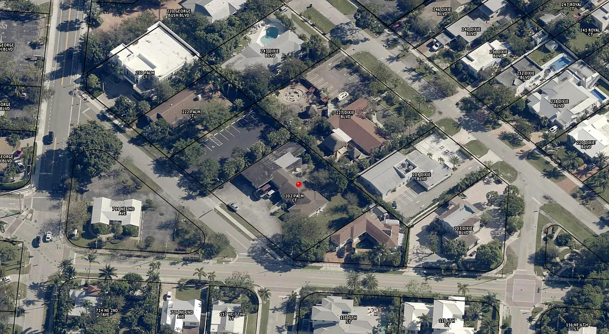 Building Photo - 202 Palm Ct