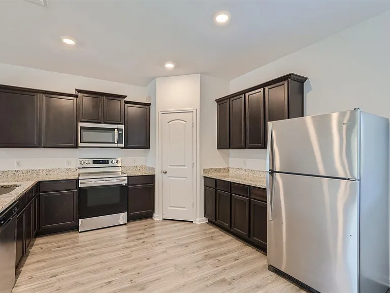 124 Maywood Ln — Photo 3